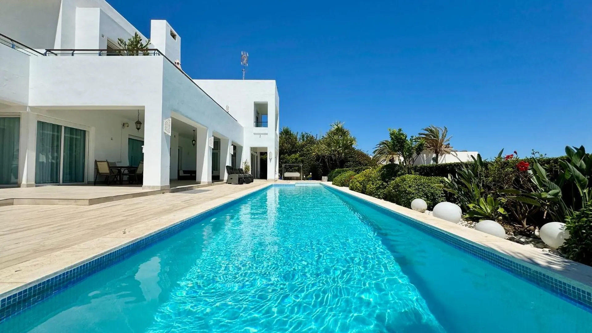 Hermosa Villa En Marbella,100 M Playa, Vistas Al Mar, Piscina Privada