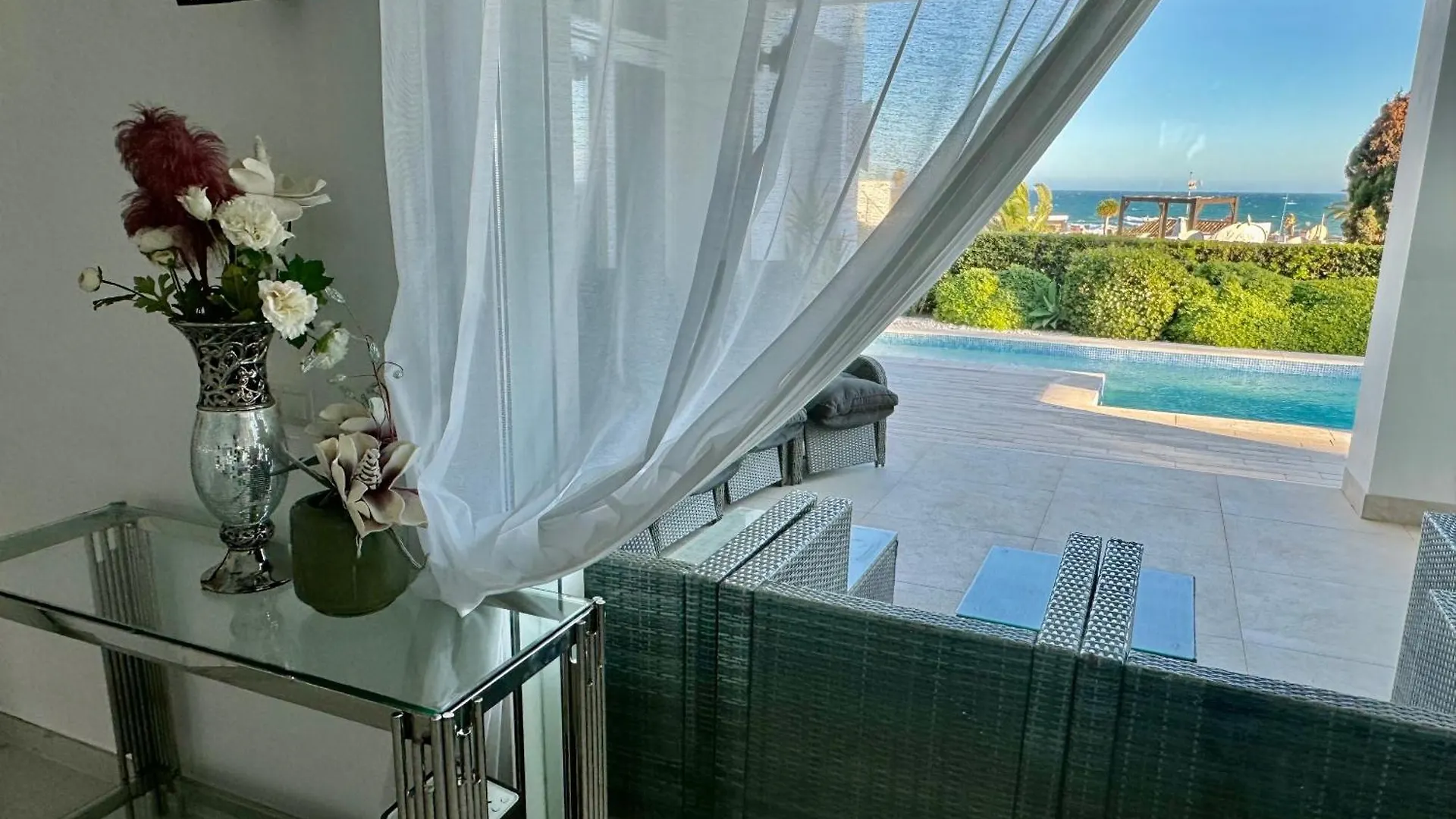 Hermosa Villa En Marbella,100 M Playa, Vistas Al Mar, Piscina Privada  Marbella