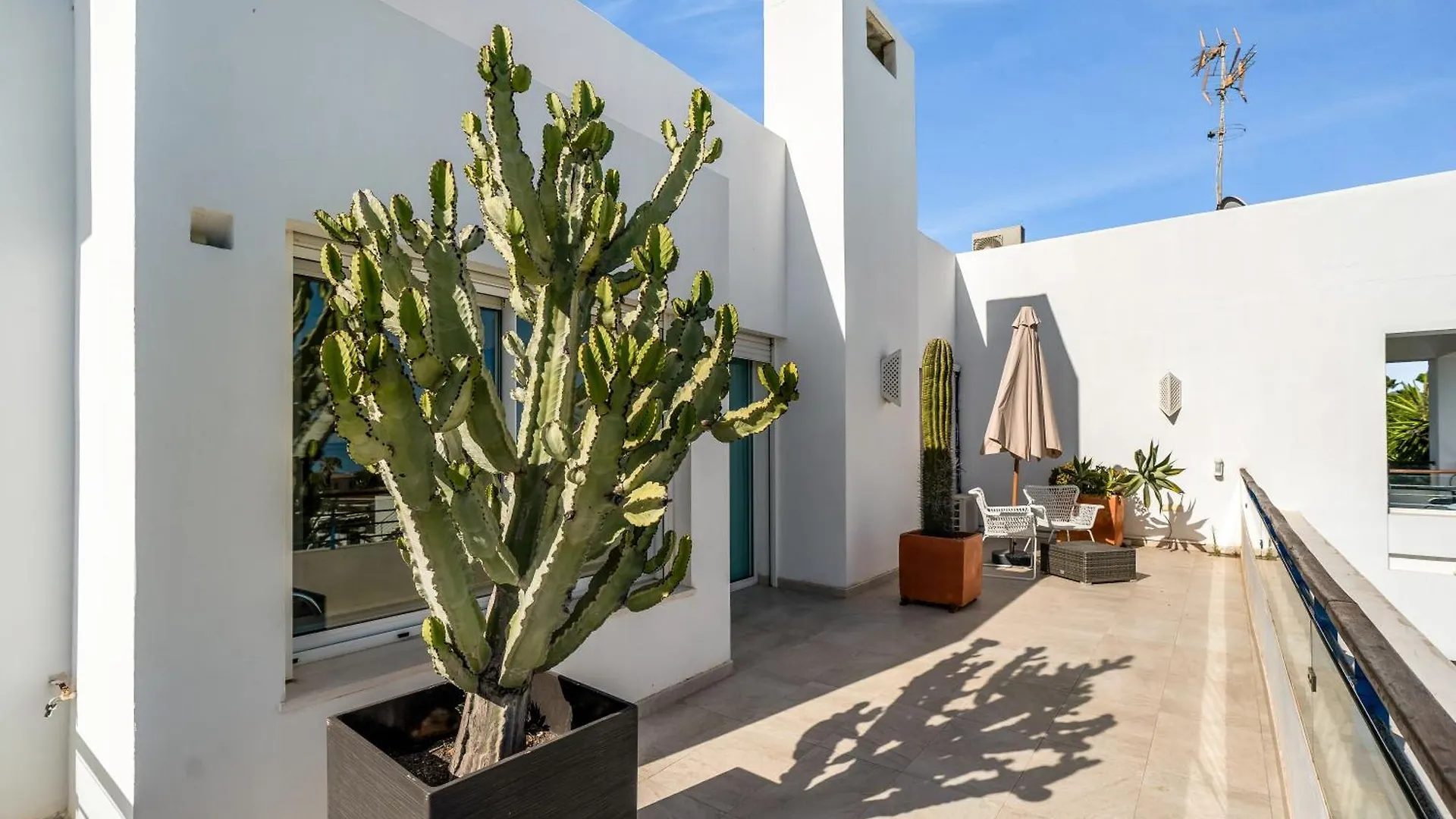 Hermosa Villa En Marbella,100 M Playa, Vistas Al Mar, Piscina Privada