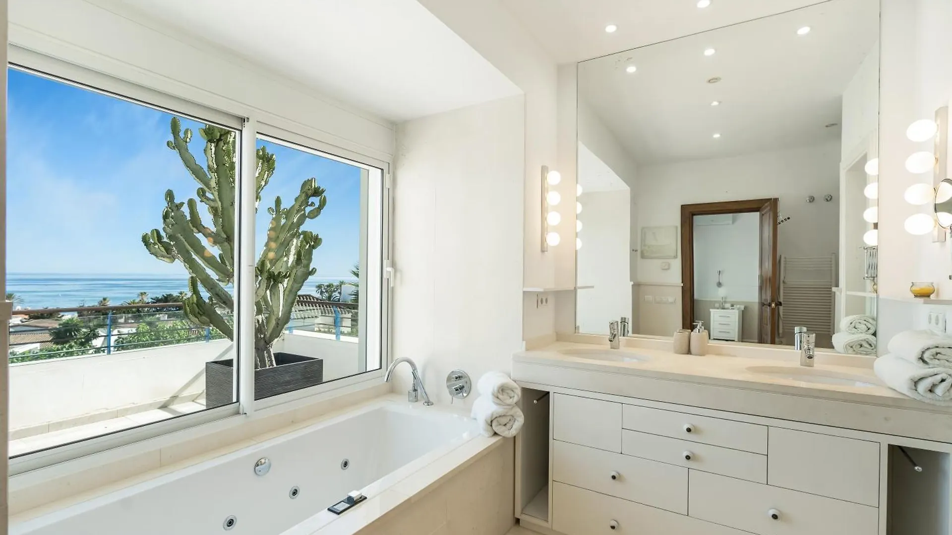 Hermosa Villa En Marbella,100 M Playa, Vistas Al Mar, Piscina Privada Marbella